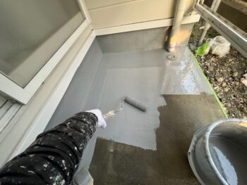 【ウレタン防水１層目塗布中】ベランダ