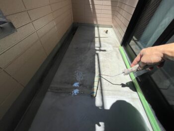【プライマー塗布中】ベランダ防水