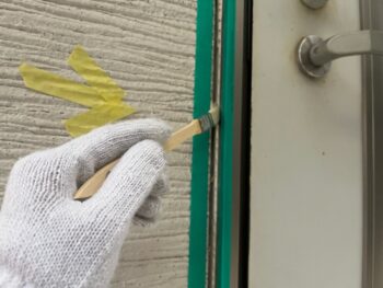 【プライマー塗布】建具廻りコーキング