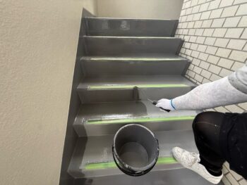 【トップコート塗布中】階段